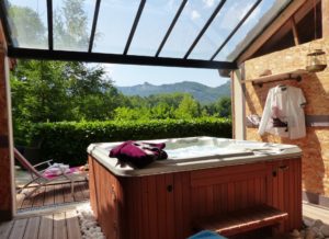 Spa vue sur montagne