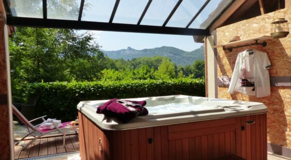 Spa vue sur montagne