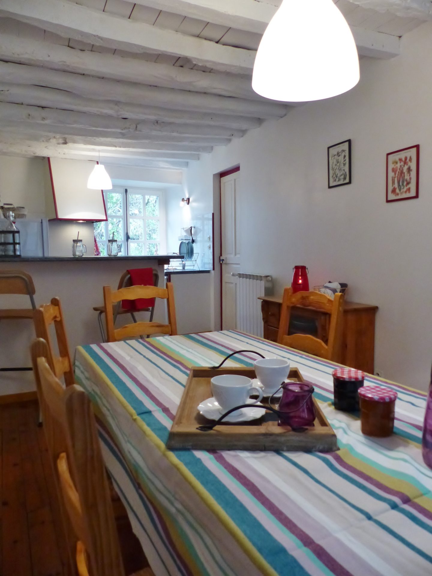 Petit déjeuner de vacances avec confitures